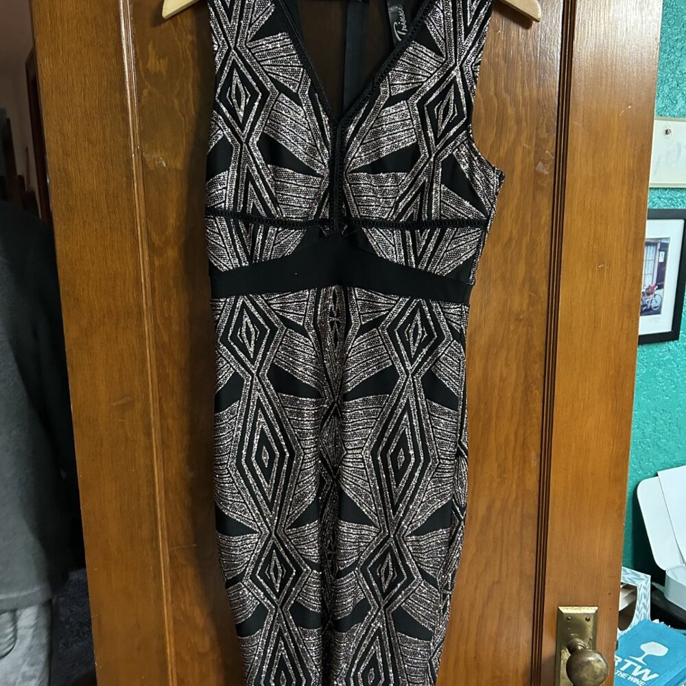 Geometric Body Hugging Dress - Picture 2 of 5